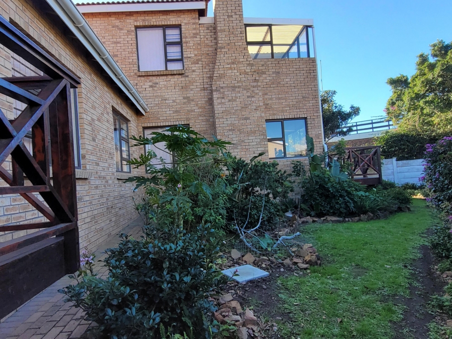 To Let 4 Bedroom Property for Rent in Wavecrest Eastern Cape